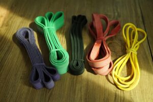 Weerstandsbanden in het paars, groen, zwart, rood en geel