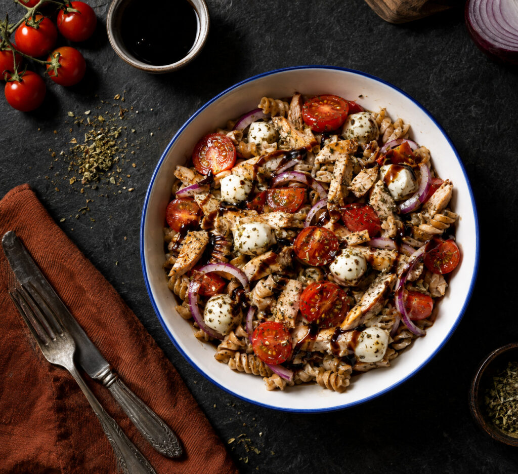Pastasalade met kip en balsamico met volkoren pasta, tomaatjes, rode ui en mini mozzarella